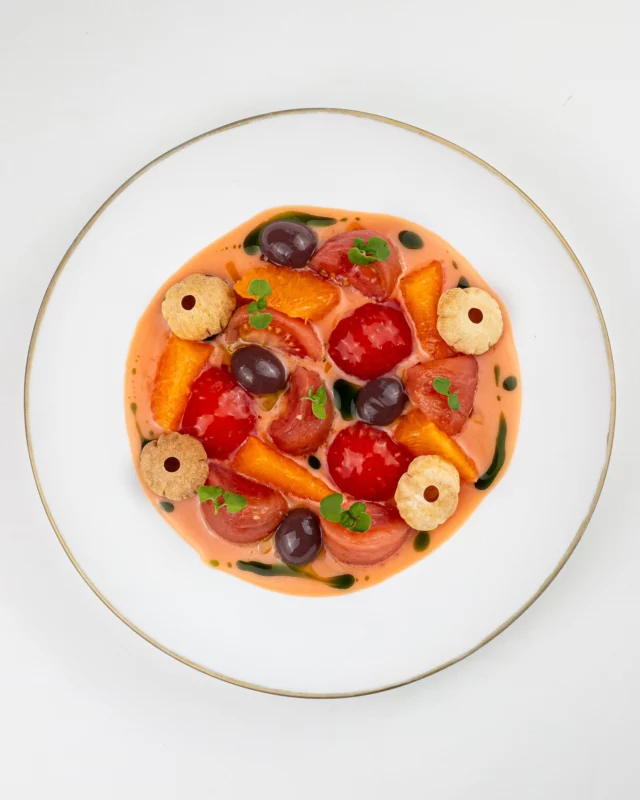 Sube la temperatura y, en seguida, apetece una buena ensalada, ¡y la nuestra ha sido una gran favorita desde siempre! Tomate, naranja, kalamata-s y pan crujiente.

・・・

Puja la temperatura i, de seguida, ve de gust una bona amanida, i la nostra ha estat sempre una de les preferides! Tomàquet, taronja, kalamata-s i pa cruixent.

・・・

The temperature rises and, right away, you’re in the mood for a good salad — and ours has always been a longtime favourite! Tomato, orange, Kalamata olive-s, and crispy bread.