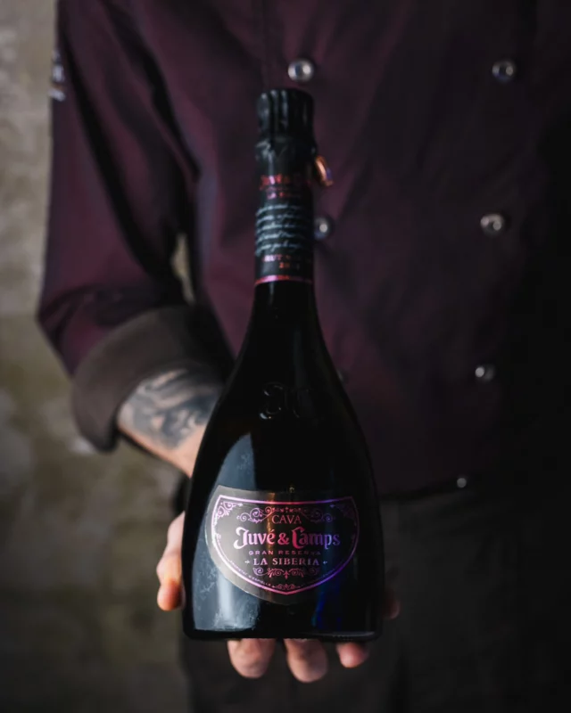 La Siberia, uno de los mejores espumosos de nuestra tierra elaborado por juveycamps, es un cava rosado que, en palabras de marcdsomm, “aporta mucho glamour al espectáculo de Teatro, acompañándolo con fruta roja fresca, notas florales, ahumados y tostados”.

Un cava excepcional, nacido en un viñedo único, donde un microclima singular —con inviernos fríos y veranos frescos— que favorece el desarrollo óptimo de la pinot noir, y de donde viene su nombre: La Siberia.

・・・

La Siberia, un dels millors escumosos de la nostra terra elaborat per juvecamps, és un cava rosat que, en paraules de marcdsomm, “aporta molt de glamur a l’espectacle de Teatro, acompanyant-lo amb fruita vermella fresca, notes florals, fumats i torrats”.

Un cava excepcional, nascut en una vinya única amb un microclima singular —amb hiverns freds i estius frescos— que afavoreix el desenvolupament òptim de la pinot noir, i d’on prové el seu nom: La Siberia.

・・・

La Siberia, one of the finest sparkling wines from our land, crafted by juvecamps, is a rosé cava that, in the words of our sommelier, “brings a touch of glamour to Teatro’s performance, accompanied by fresh red fruit, floral notes, smoky hints, and toasted nuances.”

An exceptional cava, born from a unique vineyard with a singular microclimate — cold winters and cool summers — that fosters the optimal development of Pinot Noir, and from which it takes its name: La Siberia.